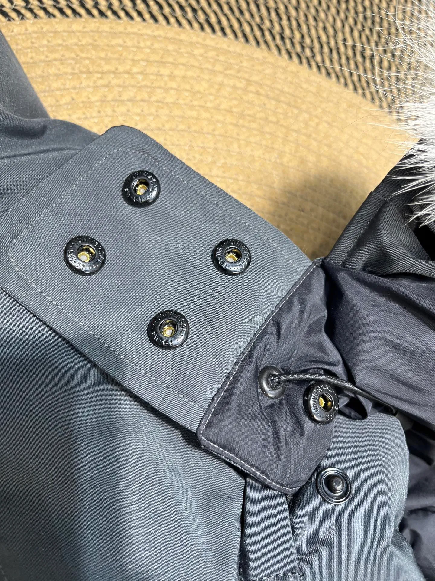 P860 Canada Goose Canada # Expedition04 Parker, a treasure of Canadian origin! Limited supply worldwide! Canada Goose Model 04 is a top-notch couple model, polar cold-proof outdoor series fur collar detachable hooded parka down jacket, the first Goose in 2024. I hope my partners like the top quality, and I hope everyone can evaluate it together! The most popular cool items of the Big Goose family in 2024 are online. The same popular product of Yi Yang Qianxi is said to be a joint limited edition Big Goose that cannot be bought in autumn and winter. If you dislike the sameness of the Big Goose in the past, then this model will definitely give you a different experience! This year's most powerful couple's collection for autumn and winter is online, a top-notch luxurious ready-to-wear style, paired with an outdoor warm down jacket with great style and charm! The most standard and classic items of the Daye family in the past two years are equipped with unique reflective stripes for embellishment, which further shows the high-end fashion performance effect. With the embellishment of hardware buckles, it has excellent performance effect. The upper body is clean, simple and elegant, even for urban leisure. It is suitable for various occasions. Designed with large pockets, this model has a large capacity and is equipped with reflective stripes, making it safer at night. It is suitable for various adventure activities. It is made of windproof and waterproof technical materials. The interior is filled with full white duck down, which is absolutely cold-proof and warm. It also has a stand-up collar design and fine fluff at the collar, with meticulous attention to detail! The charm of this model is also more spiritual, and the upper body has more temperament and specifications. It perfectly shows the ultra-high standard of fashionable performance of this model, integrating outdoor and life, and you can even create high-street wear! The most pinnacle limited-edition goose that we have presented so far, both in terms of design and detailed materials, it is completely outstanding. The grand and evergreen version design is matched with cool reflective elements. The overall appearance can be said to be quite high, and it has that kind of powerful outdoor performance! It combines high-end casual attributes with high-street style. It is high-grade, domineering, warm, and beautiful. The visibility of the upper body is quite strong, and the configuration of the owl element is highly brand-recognizable. It fully complements the overall brand performance and visual effects, and also has the high-end sense of fashion and fashionable performance. It is a must-buy product because it is the most awesome down brand on the planet and one of Canada's three national treasure brands. It is also a sentimental down luxury brand. In the field of polar cold-proof clothing, Goose has made an irreplaceable contribution... Size: xs s m l xl